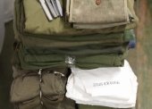 Odzież i akcesoria powojskowe - pakiet zawierający 18 poz. asort. (wg oddzielnego wykazu), w tym m.in.: kurtki, bluzy, buty itp. 